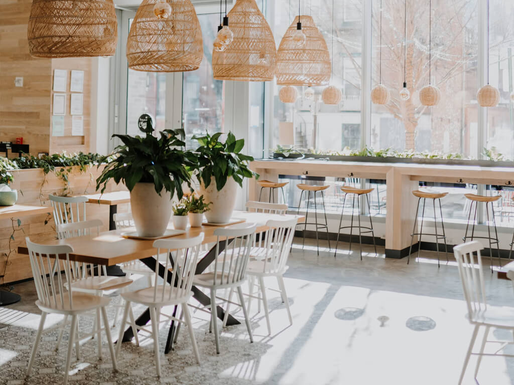 Salle intérieure chaleureuse d’un restaurant gastronomique