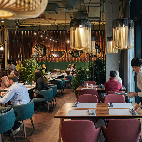 chef restaurant asiatique préparant un plat japonais traditionnel